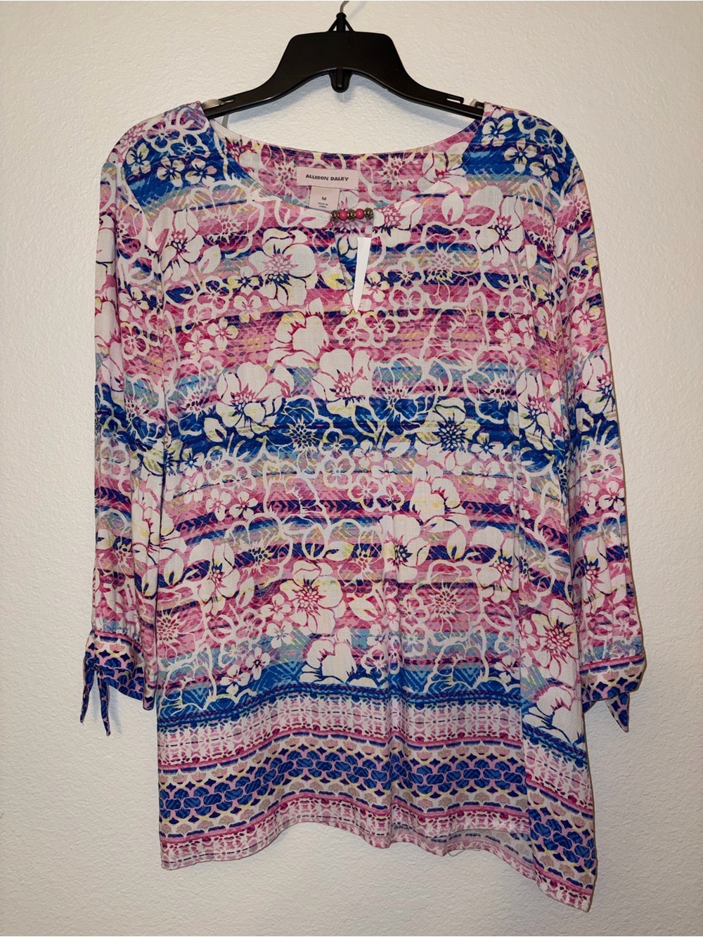 NWT Allison Daley Pink Blue Floral Beaded Keyhole Top Medium